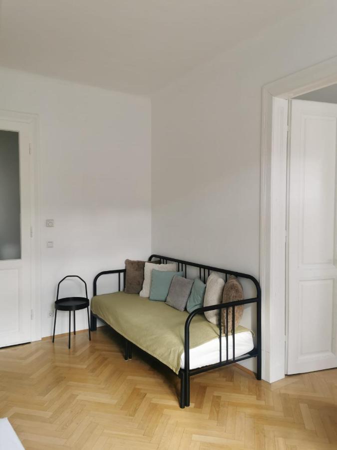Central Mariahilfer Apartment 4 Min To The City Shopping Center And Schoenbrunn Palace Wenen Buitenkant foto