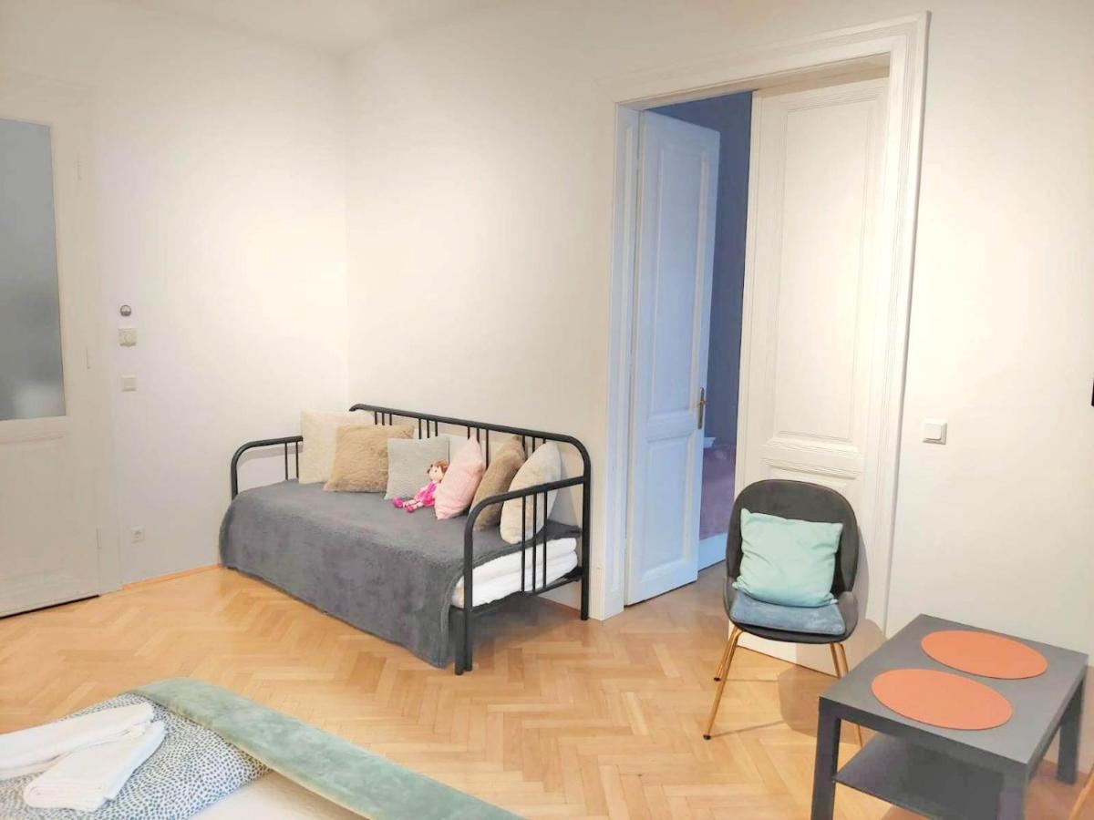 Central Mariahilfer Apartment 4 Min To The City Shopping Center And Schoenbrunn Palace Wenen Buitenkant foto